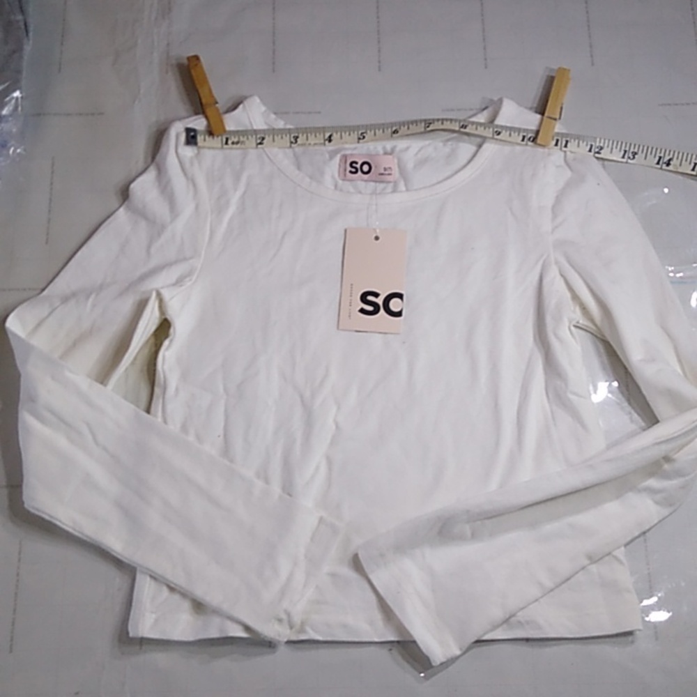 #450 girls size 7 cream colored long sleeve t-shirt